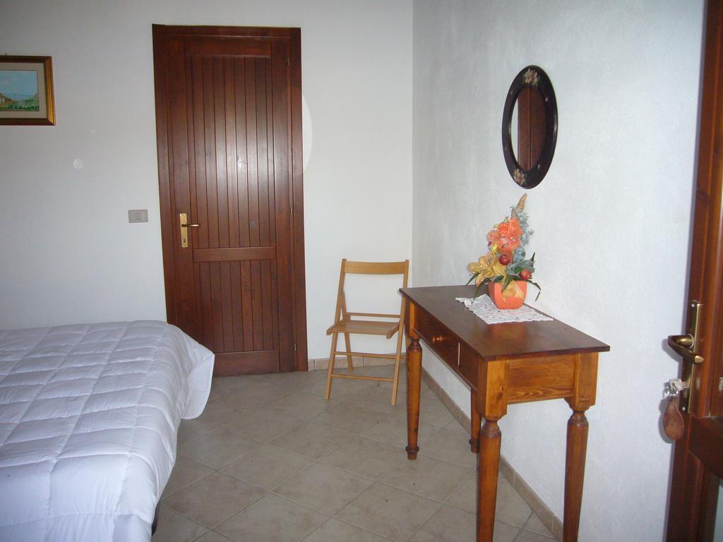 فلومينيماجيوري Su Trabi B&B الغرفة الصورة